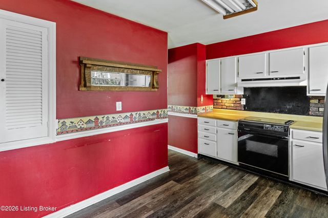 7801 Fairmeadows Ln, Louisville, KY 40222