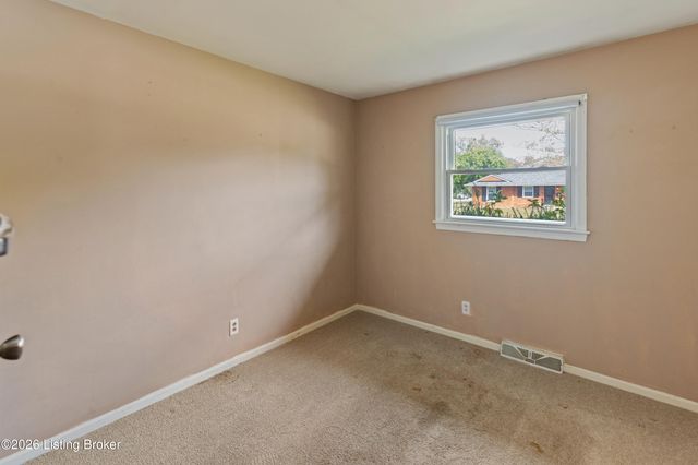 7801 Fairmeadows Ln, Louisville, KY 40222