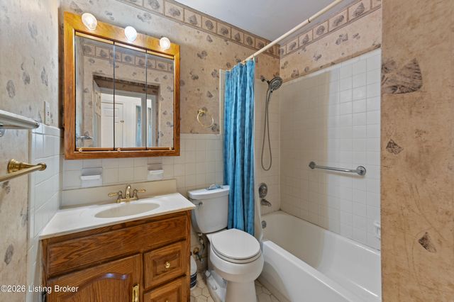 7801 Fairmeadows Ln, Louisville, KY 40222