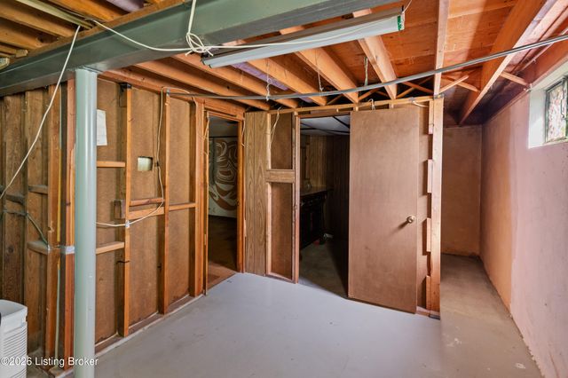 7801 Fairmeadows Ln, Louisville, KY 40222