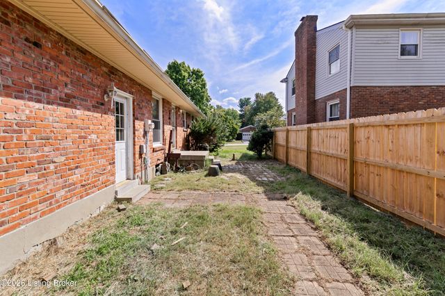 7801 Fairmeadows Ln, Louisville, KY 40222