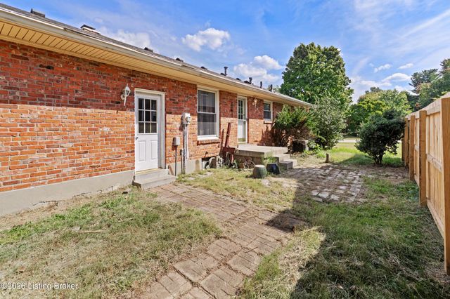 7801 Fairmeadows Ln, Louisville, KY 40222