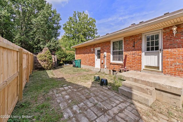 7801 Fairmeadows Ln, Louisville, KY 40222