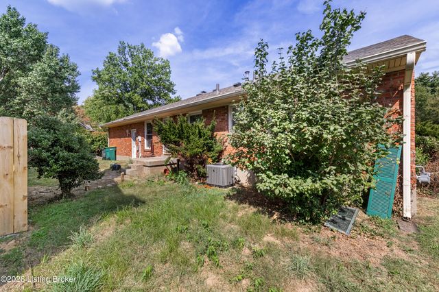 7801 Fairmeadows Ln, Louisville, KY 40222