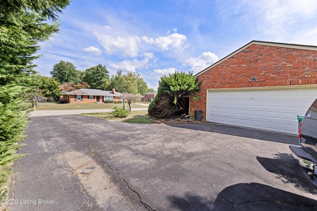 7801 Fairmeadows Ln, Louisville, KY 40222