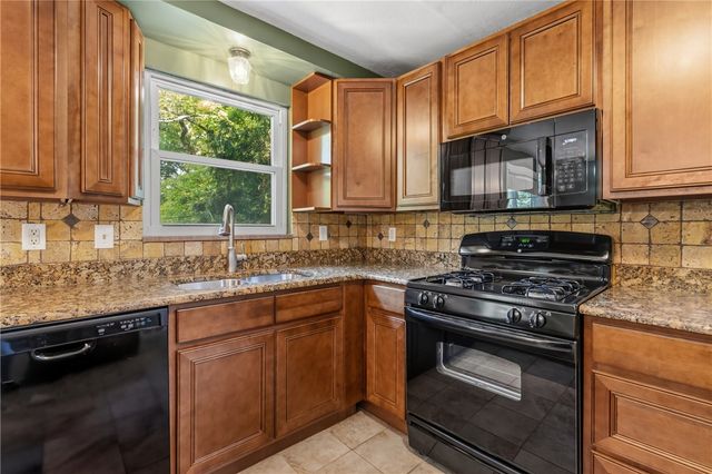 5211 White Oak Dr, Penn Hills, PA 15147