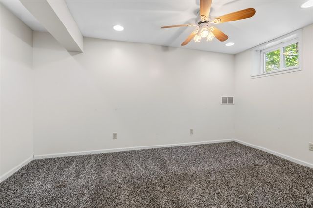5211 White Oak Dr, Penn Hills, PA 15147