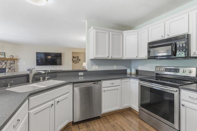 1189 Mockingbird DRIVE, Oconomowoc, WI 53066