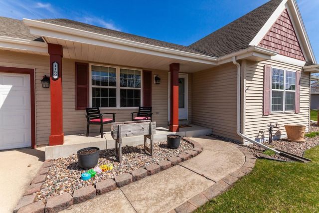 1189 Mockingbird DRIVE, Oconomowoc, WI 53066