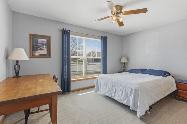 1189 Mockingbird DRIVE, Oconomowoc, WI 53066