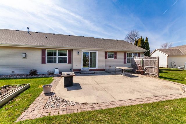 1189 Mockingbird DRIVE, Oconomowoc, WI 53066