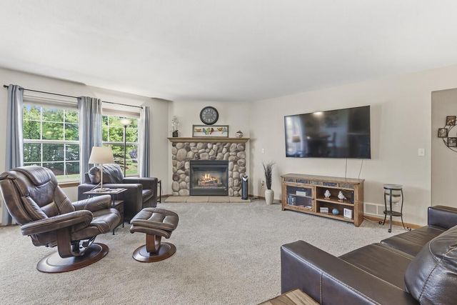 1189 Mockingbird DRIVE, Oconomowoc, WI 53066