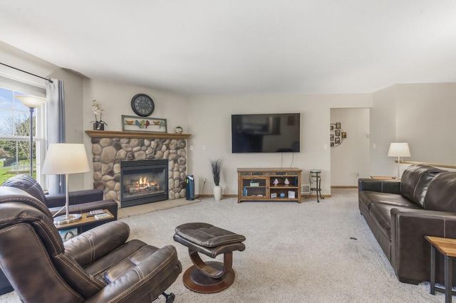 1189 Mockingbird DRIVE, Oconomowoc, WI 53066
