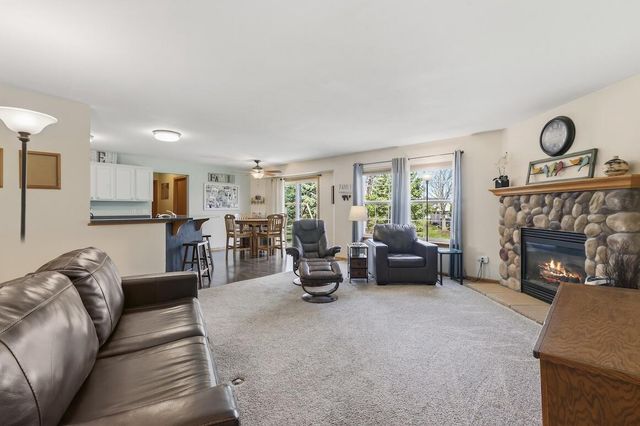 1189 Mockingbird DRIVE, Oconomowoc, WI 53066