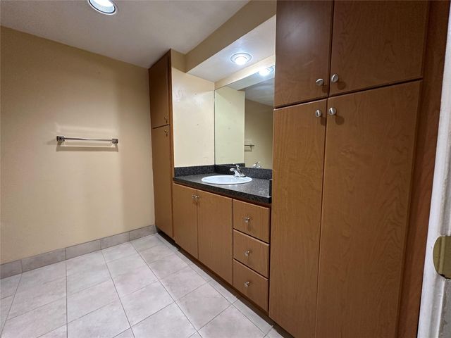 6630 Racquet Club Dr 163, Lauderhill, FL 33319