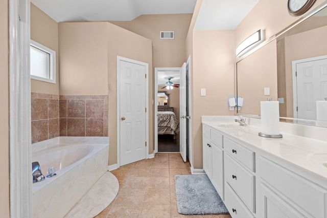 5035 WOLFCHASE FARMS PKY, Bartlett, TN 38002