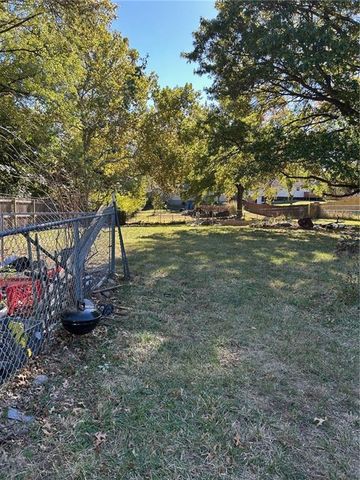 811 NE Barry Road, Kansas City, MO 64155