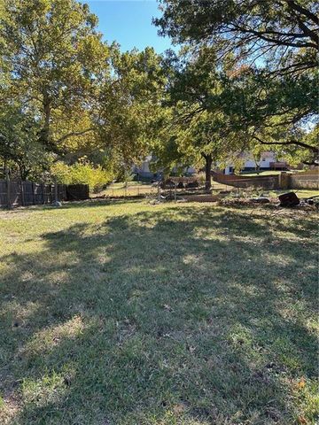 811 NE Barry Road, Kansas City, MO 64155