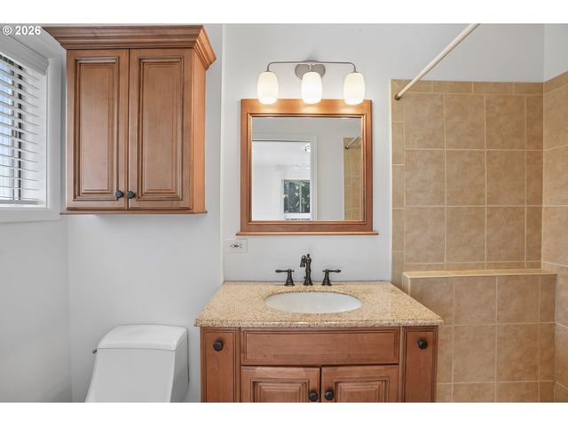 11240 Ne COUCH Ct, Portland, OR 97220