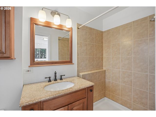11240 Ne COUCH Ct, Portland, OR 97220
