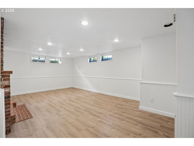 11240 Ne COUCH Ct, Portland, OR 97220