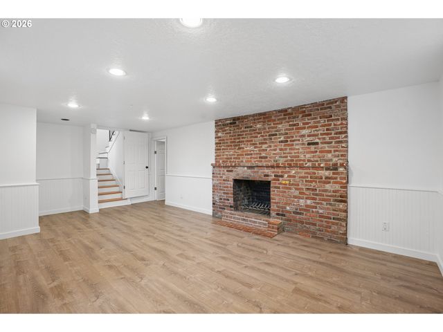 11240 Ne COUCH Ct, Portland, OR 97220
