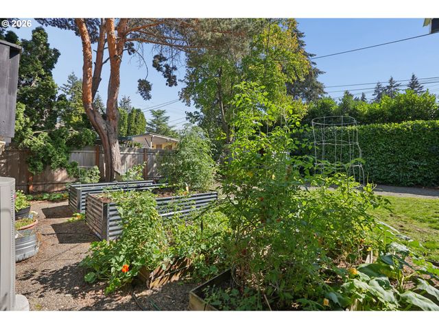 11240 Ne COUCH Ct, Portland, OR 97220