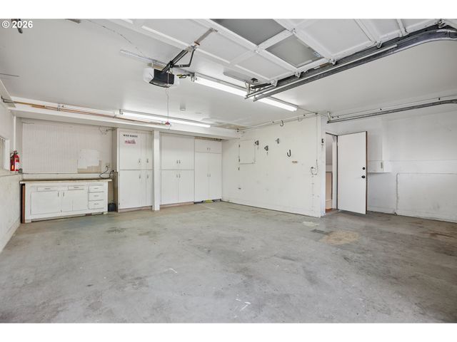 11240 Ne COUCH Ct, Portland, OR 97220