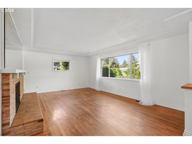 11240 Ne COUCH Ct, Portland, OR 97220