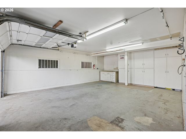 11240 Ne COUCH Ct, Portland, OR 97220