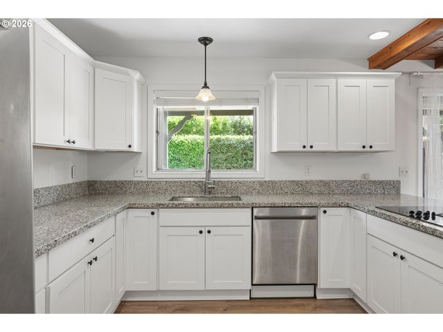 11240 Ne COUCH Ct, Portland, OR 97220