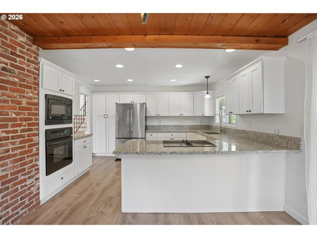 11240 Ne COUCH Ct, Portland, OR 97220