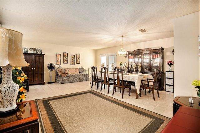 17 Manor Way, Galveston, TX 77550