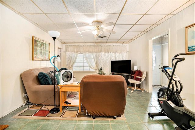 17 Manor Way, Galveston, TX 77550