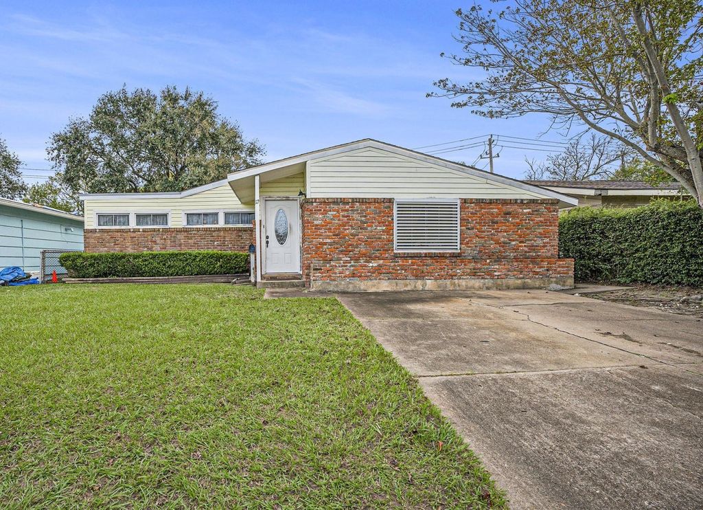 17 Manor Way, Galveston, TX 77550