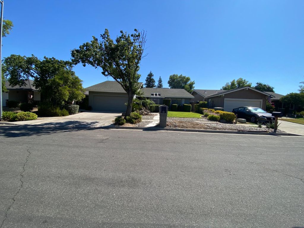 8296 N Raisina Avenue, Fresno, CA 93720