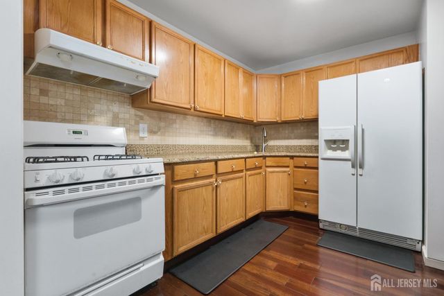 395 College Drive, Edison, NJ 08817