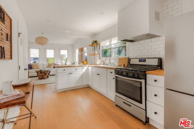 5848 Willoughby Avenue, Los Angeles, CA 90038