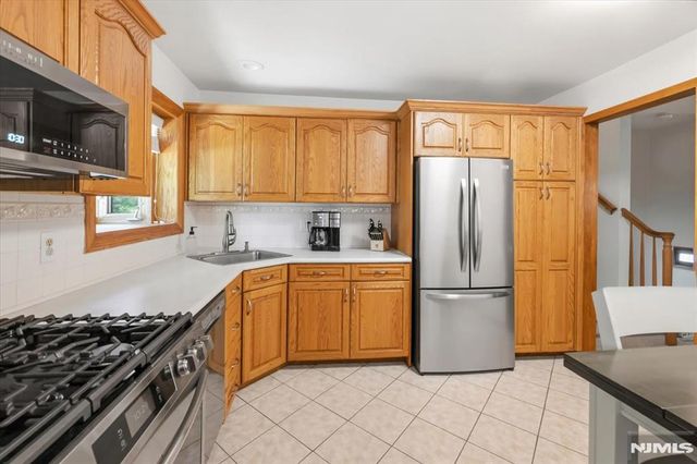 600 Sloat Place, River Vale, NJ 07675