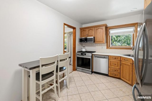 600 Sloat Place, River Vale, NJ 07675
