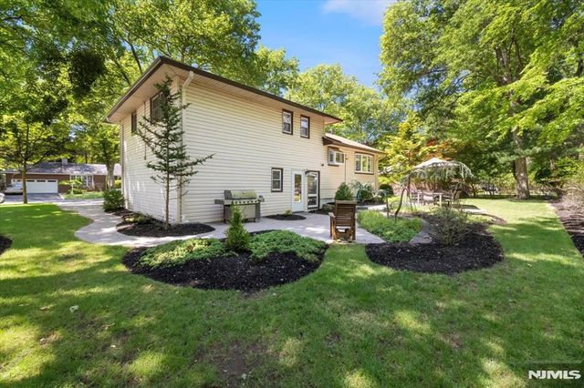 600 Sloat Place, River Vale, NJ 07675