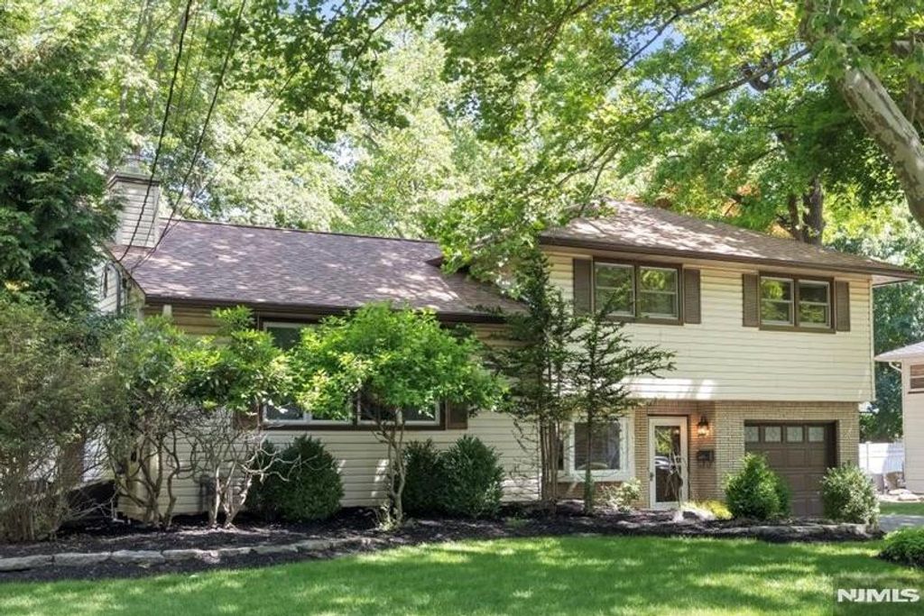 600 Sloat Place, River Vale, NJ 07675