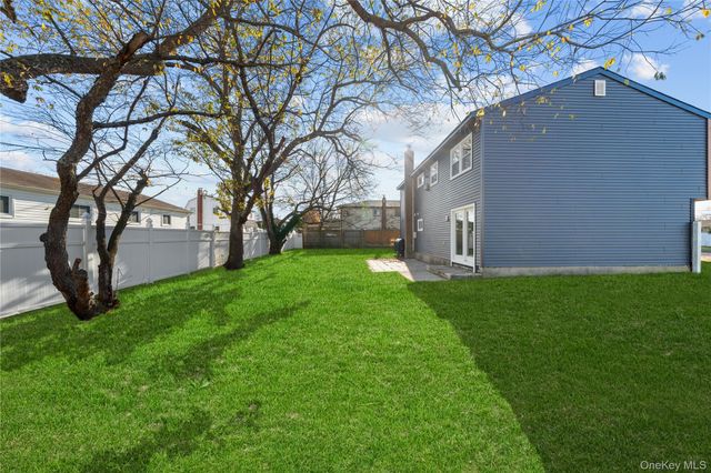 61 Lincoln Avenue, Deer Park, NY 11729