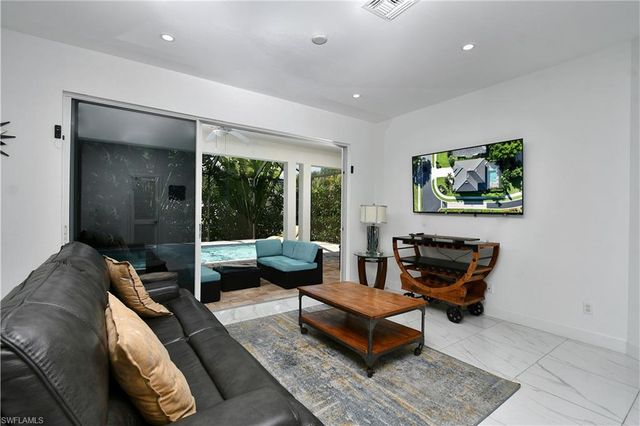 8213 Laurel Lakes BLVD, Naples, FL 34119