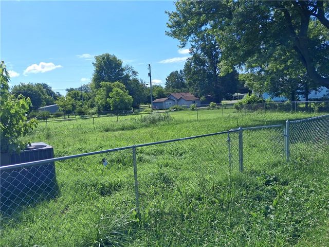 303 W 8th Street, Green Forest, AR 72638