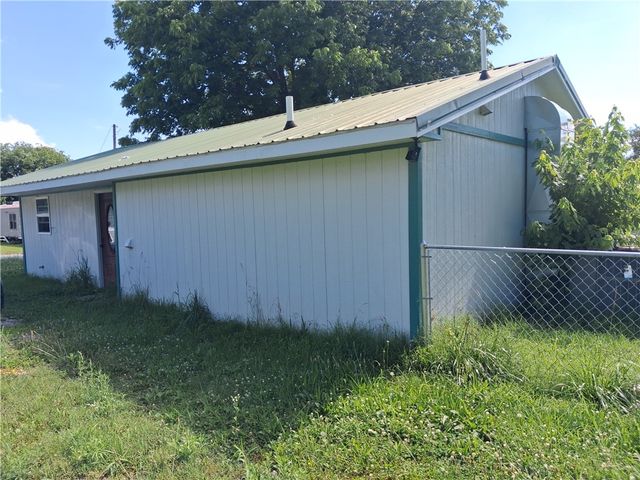 303 W 8th Street, Green Forest, AR 72638