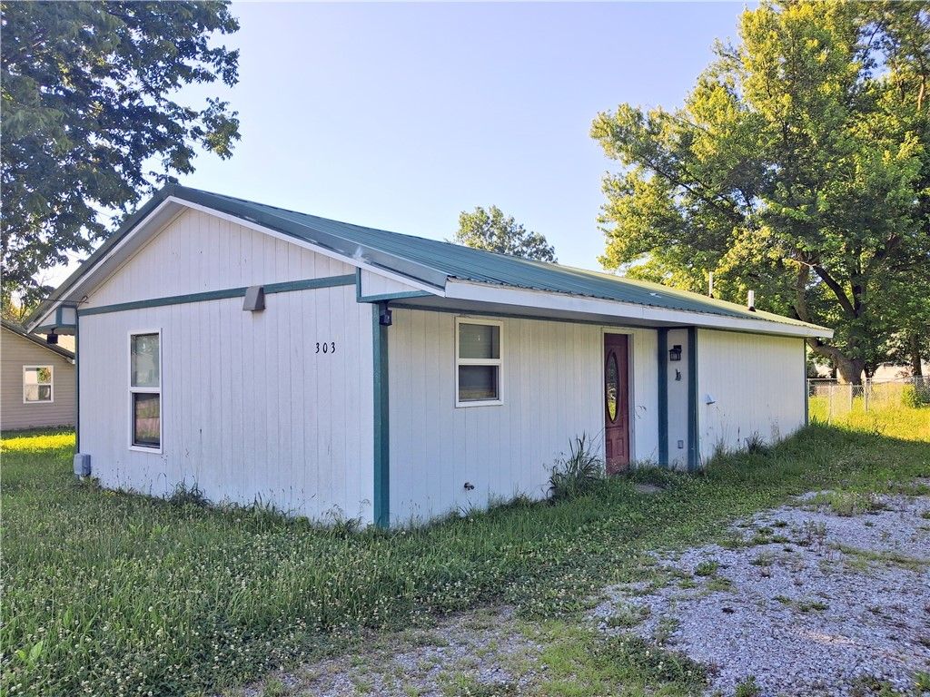 303 W 8th Street, Green Forest, AR 72638