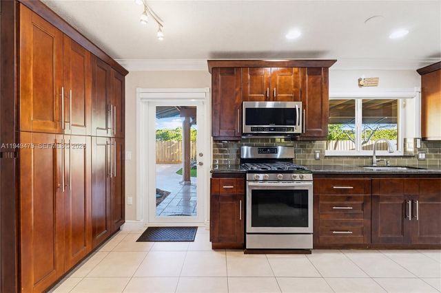 9461 SW 31st Ter, Miami, FL 33165