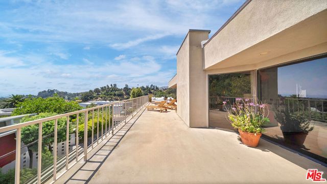 966 Bluegrass Lane, Los Angeles, CA 90049