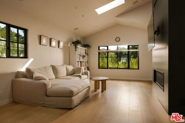 363 22nd Street, Santa Monica, CA 90402